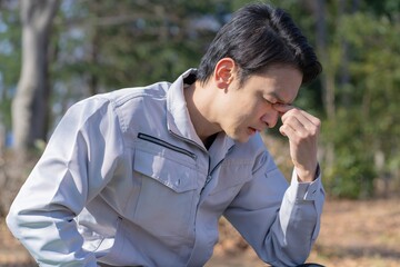 落ち込む　建築着を着たアジア人男性