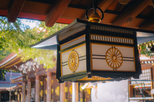 東京、明治神宮の釣り灯篭と拝殿が見える風景