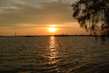 Fototapeta na wymiar Bright sunset over the sea