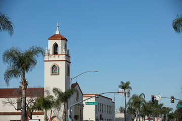 Obraz premium Sun shines on the historic Madison Park and Wilshire Square neighborhoods of Santa Ana, California, USA.