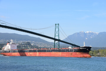 Fototapeta premium 船と橋 cargo ship and bridge