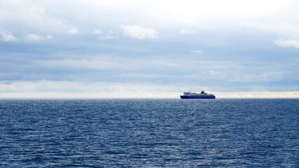 大海原を走るカーフェリー
