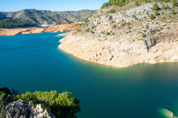 Lago entre montañas