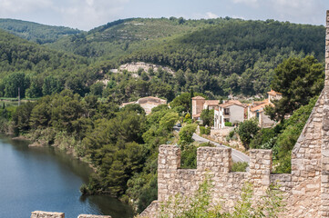 Fototapeta na wymiar Castillo y pantano de Castellet i la Gornal. Río Foix