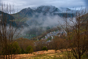 Paisaje Alpino del Pirineo en el valle de Boi. Ruta de senderismo por la montaña