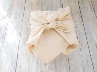 白いクロスに包まれたお弁当