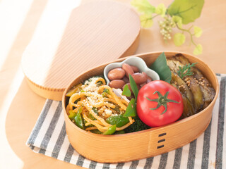 トマトとパスタが入った手作りのおいしい曲げわっぱのお弁当