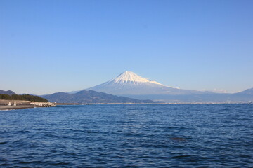 Fototapeta premium 1月の三保の松原、海と富士山を望む絶景