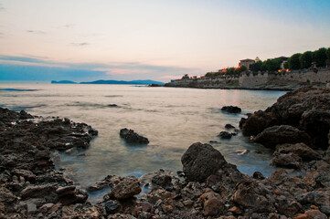 Obraz premium Puesta de sol en la costa mediterránea en la isla de Sardeña. Alguer Alguero Italia