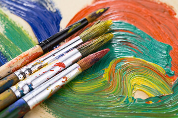 Obraz premium Brushes and paints for painting on an old background.