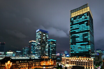 レトロな駅舎とモダンな高層ビル
