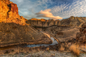 Beautiful landscape with a bend in the Crooked river and reflected light from orange rocks in the Smith Rock State Park in Oregon