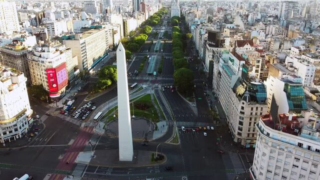 panoramica aerea del obelisco sobre la avenida 9 de julio, buenos aires, argentina