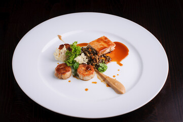 Baked salmon with sauce and beans