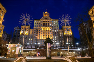 Naklejka premium Evening view of illuminated Khreshchatyk, main street in Kyiv, Ukraine. Famous examples of Soviet architecture.
