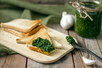 Sandwich mit Bärlauchpesto