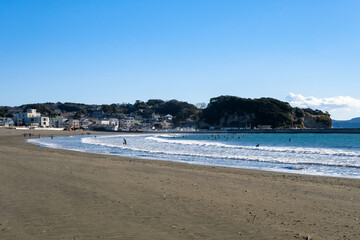 神奈川県藤沢市 青空の片瀬東浜海水浴場