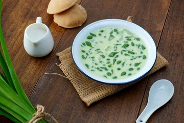 Lod Chong, Thai dessert and coconut milk