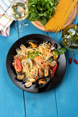 Piatto di tipici spaghetti allo scoglio, ricetta di pasta italiana con frutti di mare 