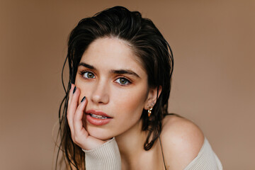 Winsome beautiful young woman posing on brown background. Close-up shot of wonderful brunette girl.