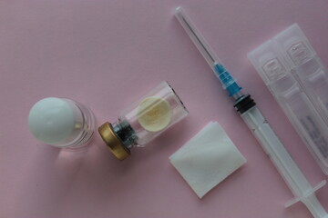 The dry vaccine is in a vial, a diluent and a syringe for injection.