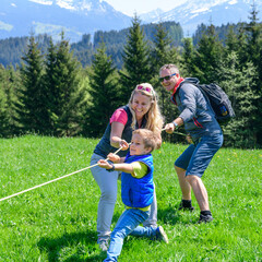 Lustiges Familien-Tauziehen im Grünen