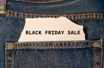 Black friday sale auf weißem Zettel in der Tasche einer Jeans.