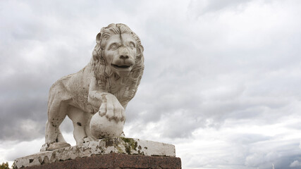 Sculpture of a white lion in Saint Petersburg against a gray autumn sky, 31.10.2020. 16:9