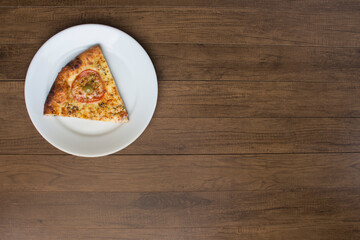 ricardo fernando franca junior pizza mussarela muçarela mucarelA slice of mozzarella cheese pizza with slices of red tomatoes, served on a plate. Top photograph with space on the right for texts.