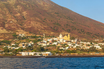 Blick vom Meer auf Stromboli-Ort