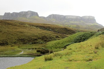 Obraz premium A view of the Isle of Skye on a misty day