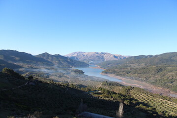 Fotografía de paisaje montañoso con un pequeño lago.