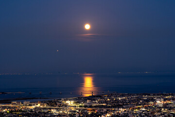 徳島の夜景と満月