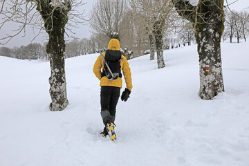 senderista montañero con grampones en la nieve  país vasco 4M0A7667-as21
