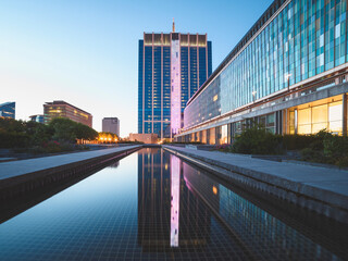 Reflet de la tour des finances à Bruxelles