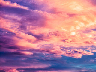 Textura de nubes rojizas en el cielo con la luz del atardecer