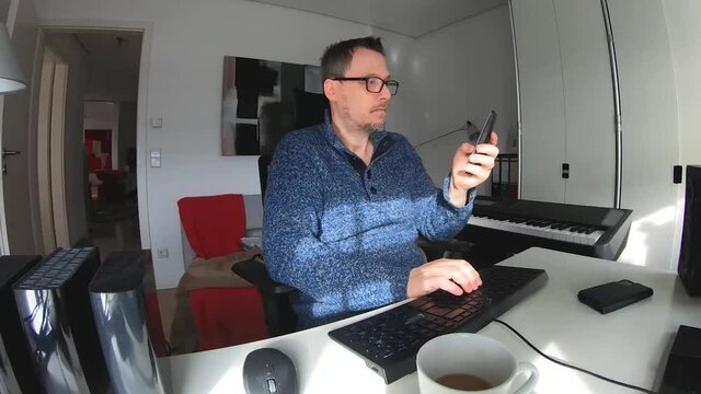 Mann beim Arbeiten zuhause im Homeoffice - Zeitraffer - Time Lapse Video