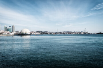 Fototapeta premium Qingdao's beautiful coastline and architectural landscape