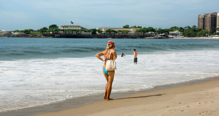 Fototapeta na wymiar Citizens swimming in the ocean on Copacabana beach