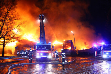 Lagerhalle in Flammen