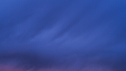 Ciel recouvert par des altostratus, lui conférant une couleur bleu pâle