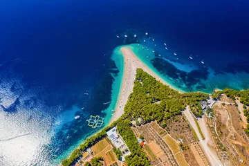 Foto op Plexiglas Gouden Hoorn strand, Brac, Kroatië Gouden kaap - Zlatni Rat op het eiland Brac, Kroatië vanuit de lucht in augustus 2020