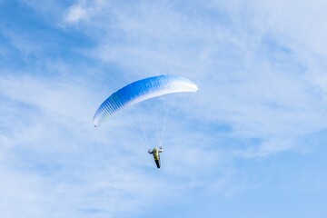 Fliegender Hobby Gleitschirm Flieger in der Luft mit professioneller Ausrüstung im Herbst, Deutschland