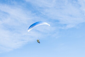 Fliegender Hobby Gleitschirm Flieger in der Luft mit professioneller Ausrüstung im Herbst, Deutschland