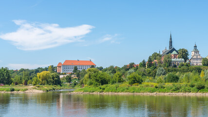 Obraz premium Historical King City on the bank of the Vistula river with the historic buildings: Renaissance Castle (left) and Gothic Cathedral (right) - panoramic view from the boat tour
