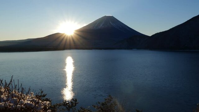 本栖湖より望む夜明けの富士山の肩に昇る朝日（ズームアウト）
