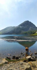 Fototapeta na wymiar El gran lago Ercina con montaña de fondo en Los Lagos de Covadonga, Asturias.