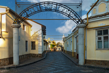 Obraz premium The old part of the city of Yevpatoria school street