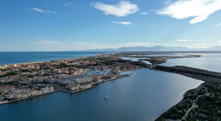 Survol de Port-Leucate, son port et ses plages