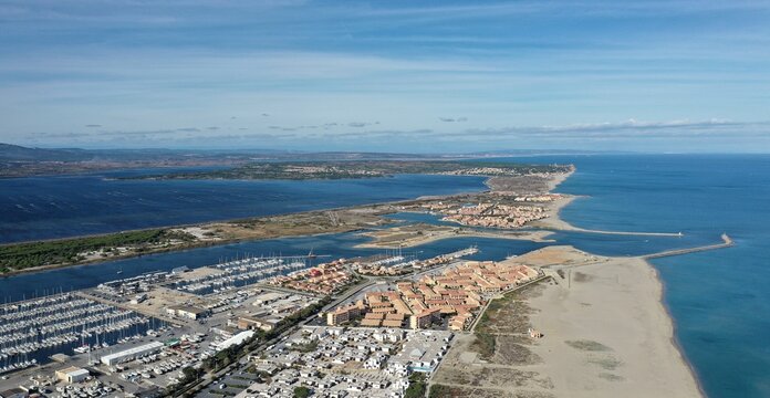 Survol de Port-Leucate, son port et ses plages